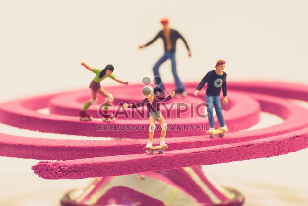 Miniature people with skateboards and roller skates - Kostenloses image #136377