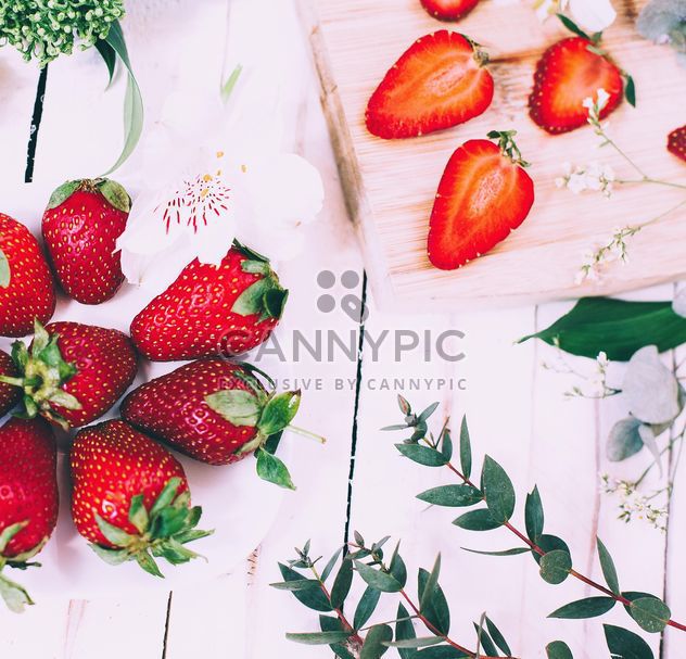 Fresh strawberries, flowers and green leaves - бесплатный image #136607
