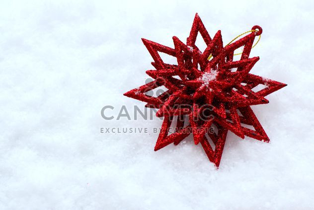 Red Christmas decoration on snow - image gratuit #182627 