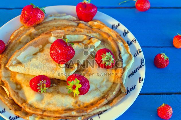 Pancakes with strawberries in plate - image gratuit #182687 