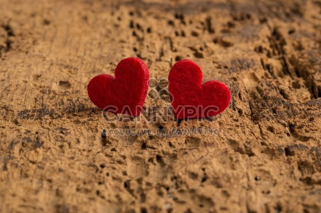 Red hearts on wood - image gratuit #182997 