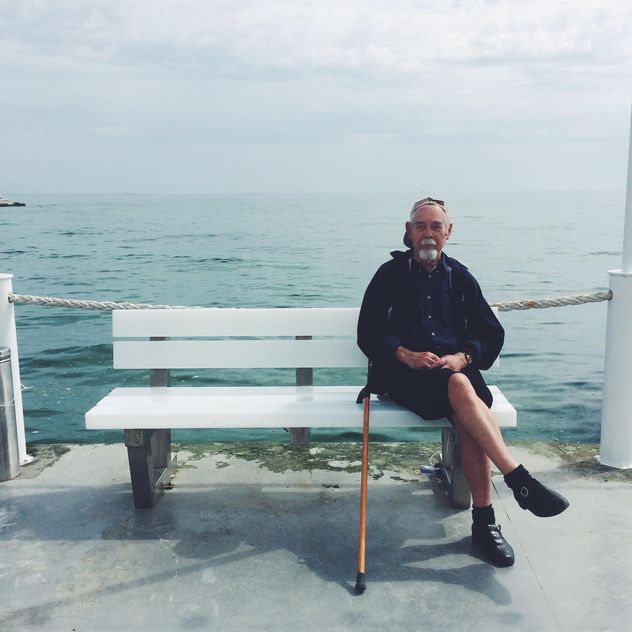 Old man sitting on a bench - бесплатный image #183307