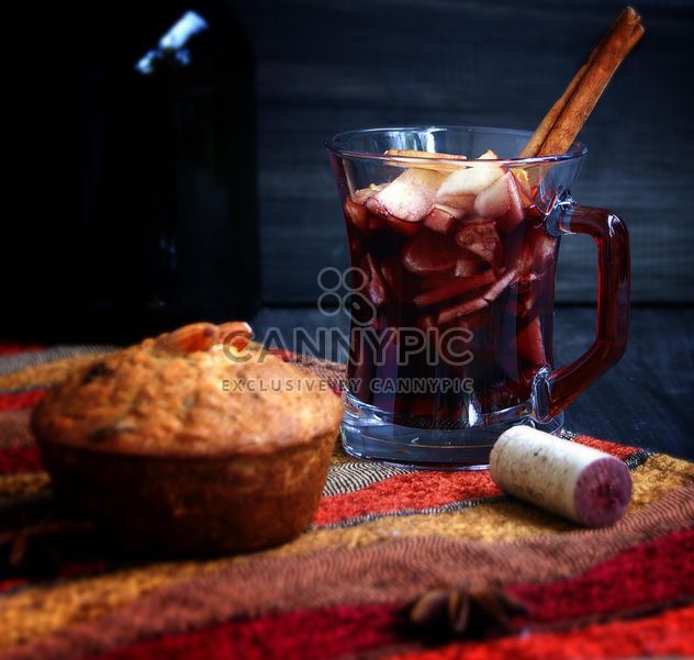 hot cup of red wine and cupcake - image gratuit #183917 