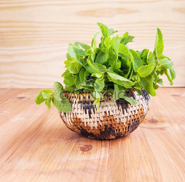 Wooden bowl with fresh mint - image #184027 gratis