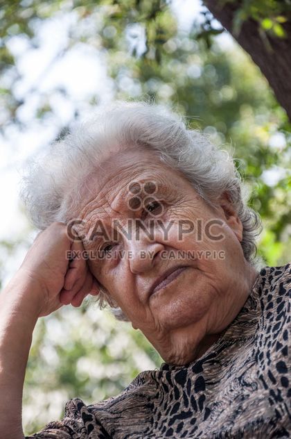 senior woman thinking - Kostenloses image #185767