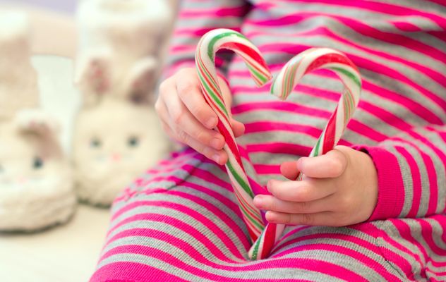 Candy cane in kid's hands - Kostenloses image #185817