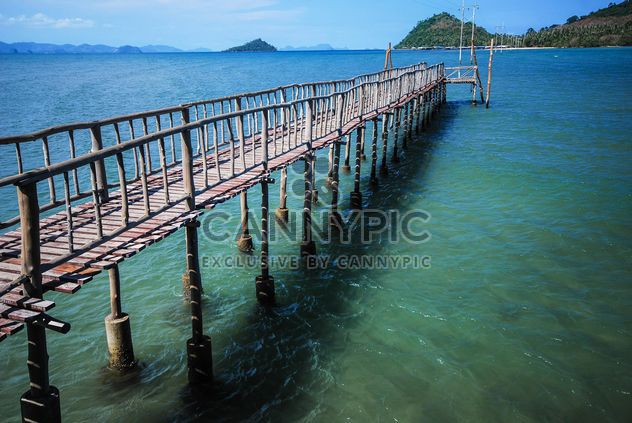Beutiful wooden bridge in water - image #186427 gratis