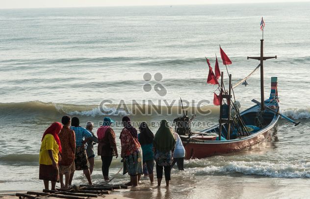 Fishermen returned from sea - image #186447 gratis
