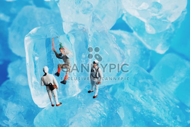 Miniature people and ice cubes - бесплатный image #187157