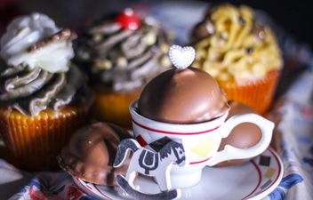 Chocolate cupcake and toy horse - image #187397 gratis