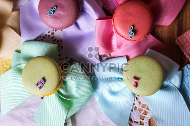 Colorful macaroons and cookies - Kostenloses image #187607
