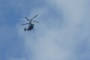 Helicopter in blue sky - Kostenloses image #187767