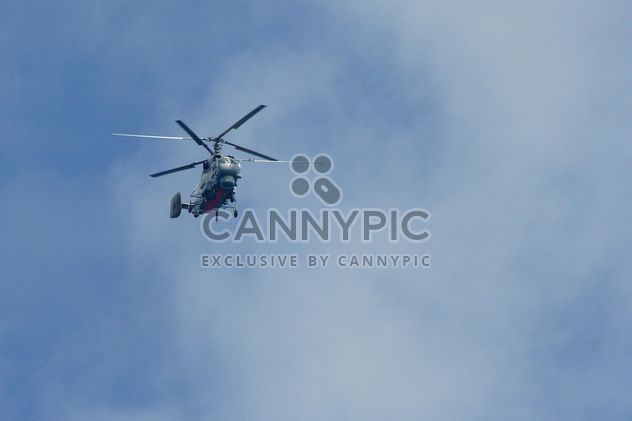 Helicopter in blue sky - image #187767 gratis