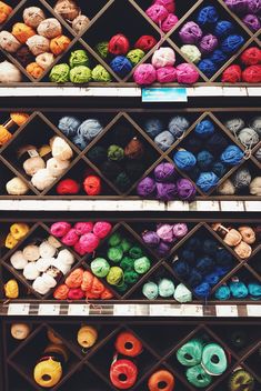 Colorful yarn balls on shelves - Free image #187917