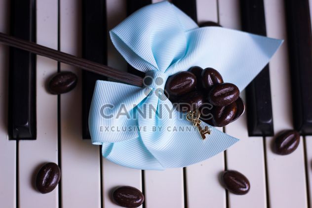 Coffee beans on piano - image gratuit #200927 