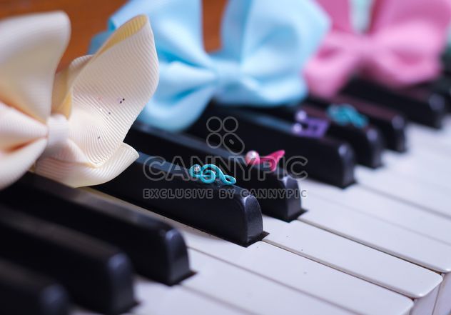 Bows Of Beads On The Piano - image #200977 gratis