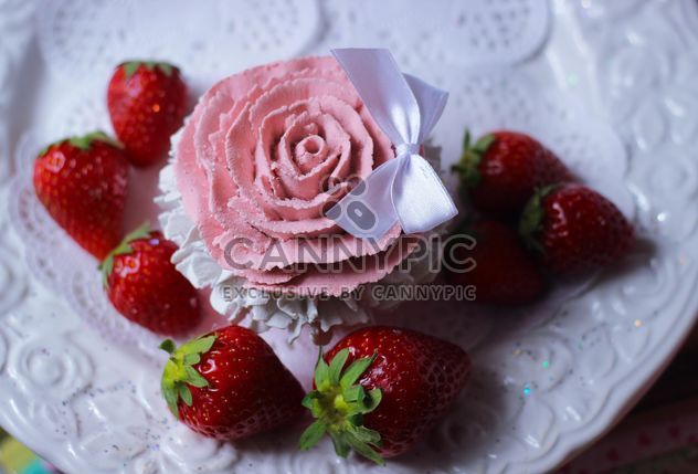 strawberry with cupcake - image gratuit #201057 