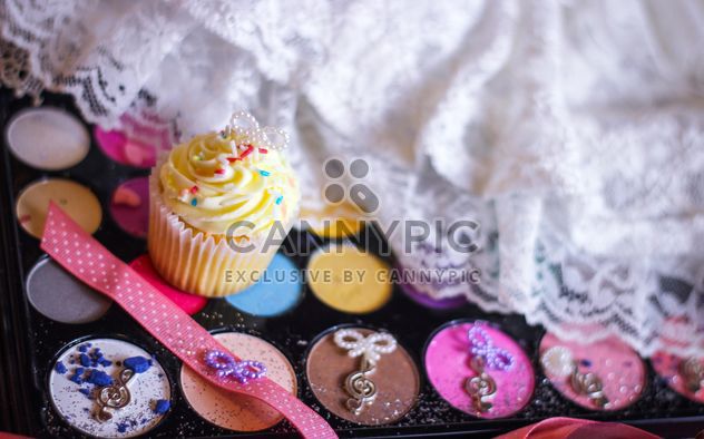 Eyeshadows with cupcakes - image #273767 gratis