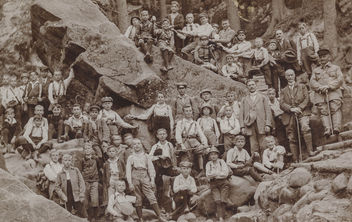 Large group of school boys posing on a hiking trail - бесплатный image #300457