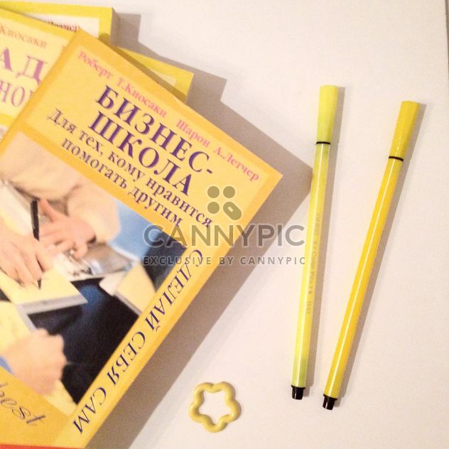 Yellow books and markers - image gratuit #301347 