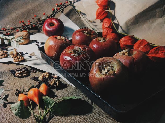 Baked apples decorated with dry flowers - бесплатный image #303287
