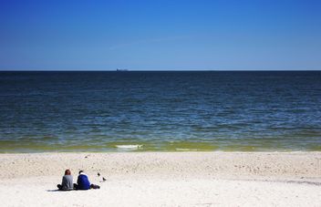 Couple sittting on sandy beach - image gratuit #303347 