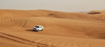 Driving on jeeps on the desert - image gratuit #303367 