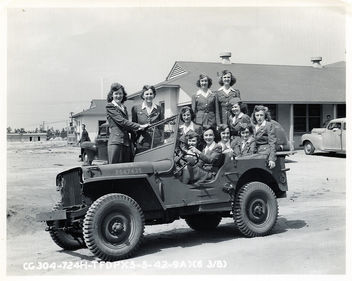 76 Jills in a Jeep, Tyndall Field, Florida WWII - image gratuit #314647 