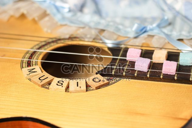 Sugarcubes on guitar fretboard - бесплатный image #326527