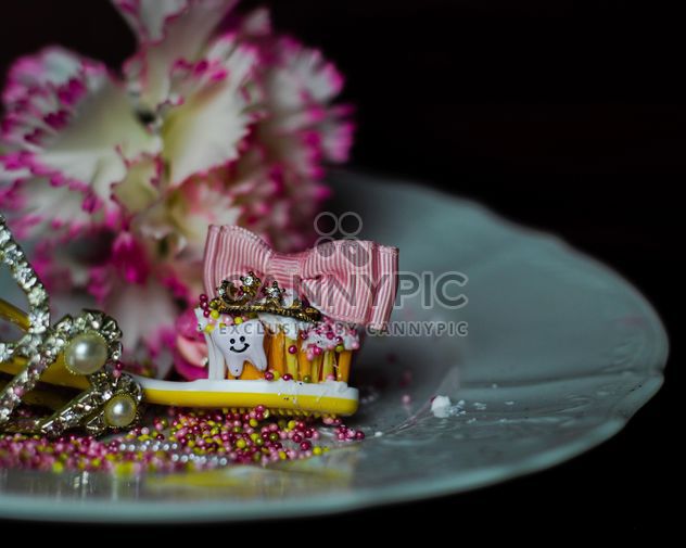 toothbrush decorated with glitter and bow - бесплатный image #327757