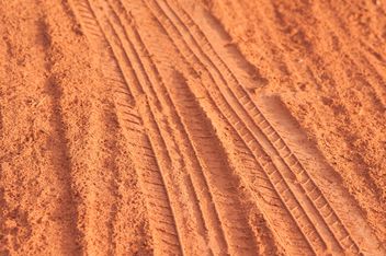 traces of the wheels on the red dust - image gratuit #331007 