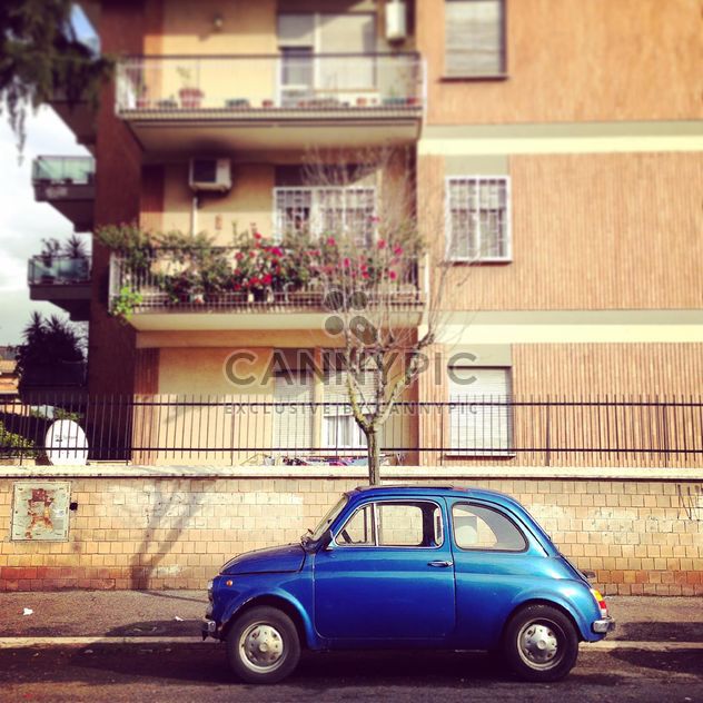 Blue Fiat 500 parked near the house in Rome, Italy - image gratuit #331817 