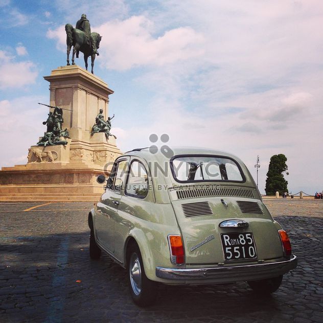 Fiat 500 on the square in Rome - image gratuit #331897 
