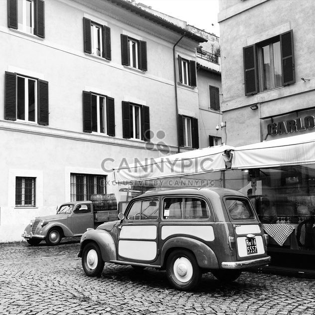 Old cars in street of Rome - image #332297 gratis