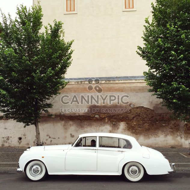 Retro white car - бесплатный image #332357