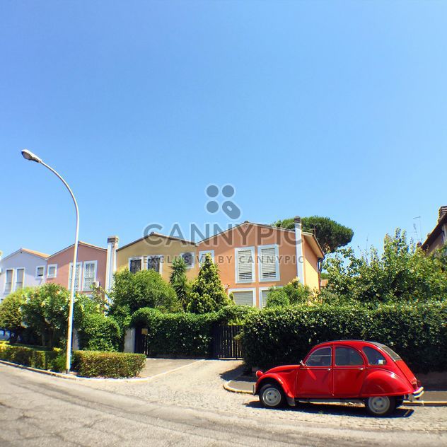 Retro red Citroen in street - Kostenloses image #332367