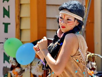 Dancer in a costume of Indian of America - бесплатный image #334687