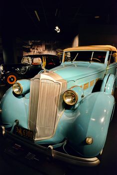 vintage cars in museum - image #334837 gratis