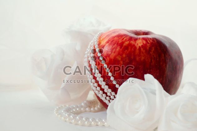 Apples, white roses and beads - image gratuit #337827 
