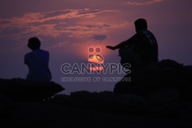 Silhouettes of people at sunset - image gratuit #338497 