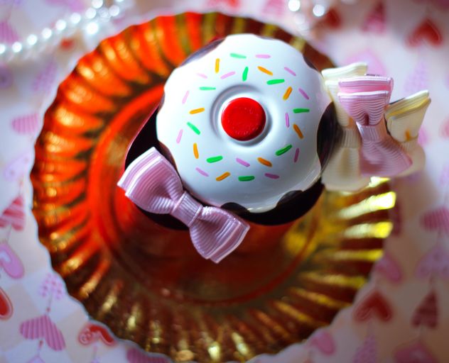 Cupcake decorated with ribbons - image #341517 gratis