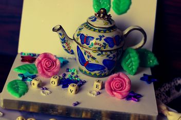 diary, watering can decorated with flowers and ribbons - image gratuit #342117 