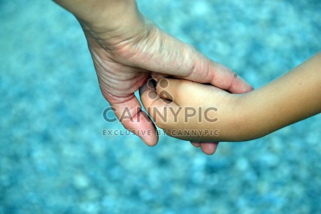 Hands of mother and son together - image gratuit #342527 