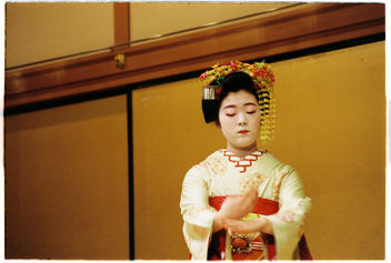 Maiko performing in Kyoto - image gratuit #343497 