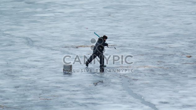 Fisherman during winter fishing on frozen river - image gratuit #344627 