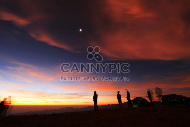 Silhouettes of people in mountains at sunset - image gratuit #345117 