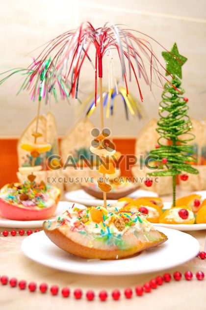 Pear with honey for dessert with Christmas decorations - image gratuit #346557 