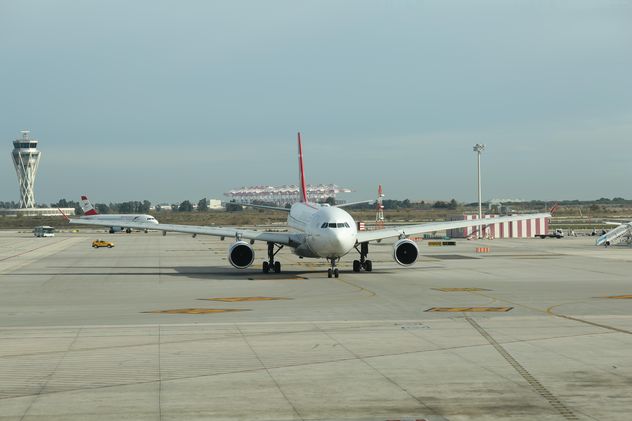 Turkish Airlines Airplane ready for take off at Barcelona Airport, Spain - Kostenloses image #346957