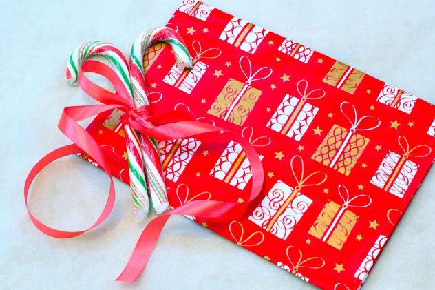 Christmas candies tied with ribbon and gift - Kostenloses image #347807