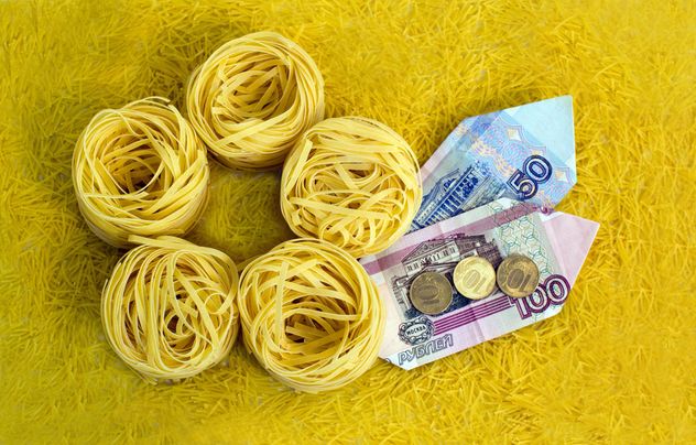 Italian tagliatelle nest and money on yellow background - Kostenloses image #347947